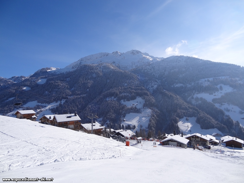 Le dbut de la ligne avec le haut du village d'Hauteluce et la Montagne d'Outray