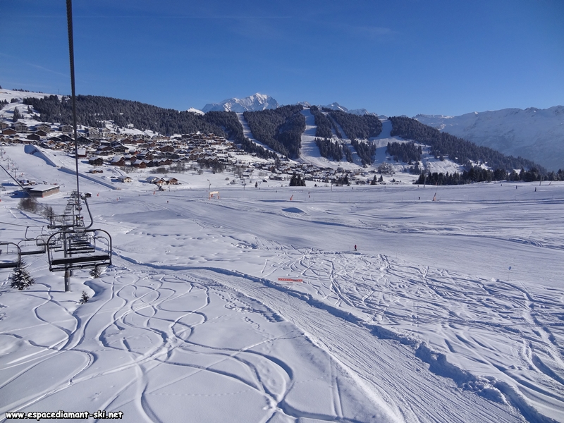 Regard en arrire et vue sur la station des Saisies et le Mont-Blanc