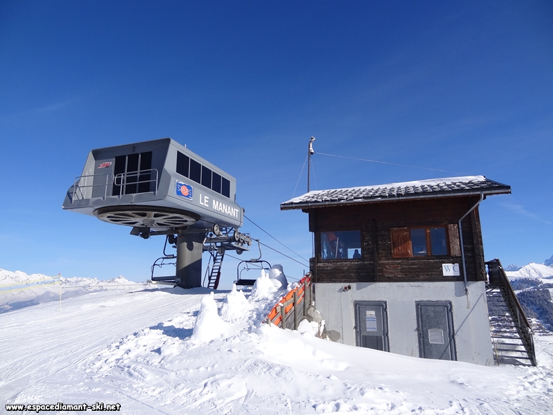 On distingue la webcam installe au-dessus de la cabane d'arrive