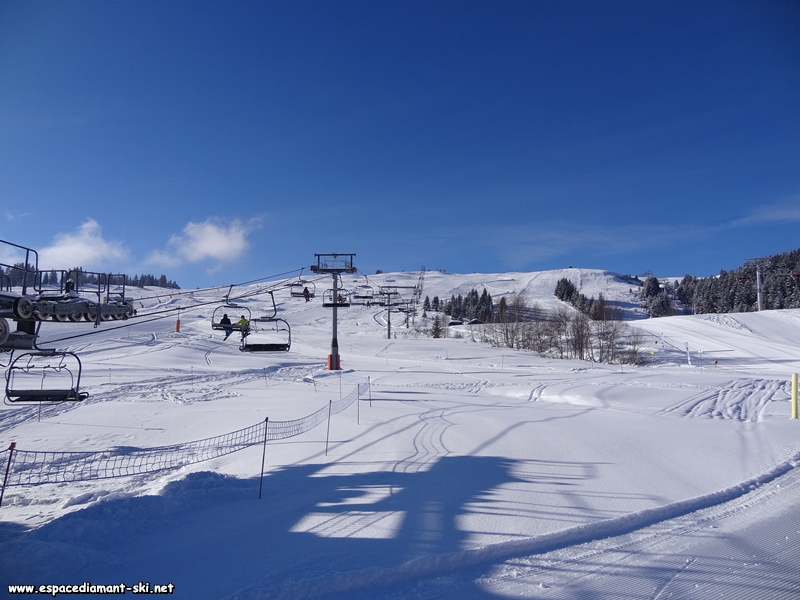 Avec les pistes Hirondelles et Stade de Slalom  droite