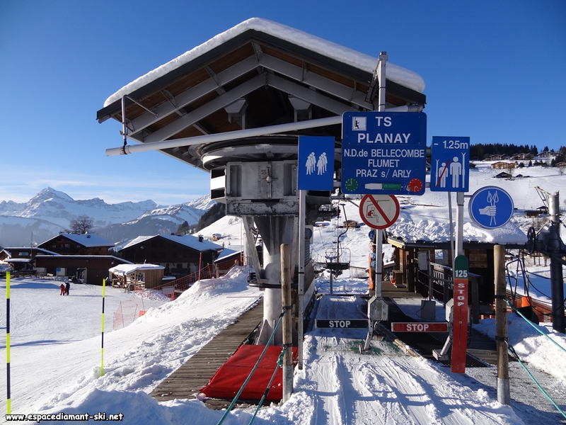 Les portillons et la zone d'embarquement