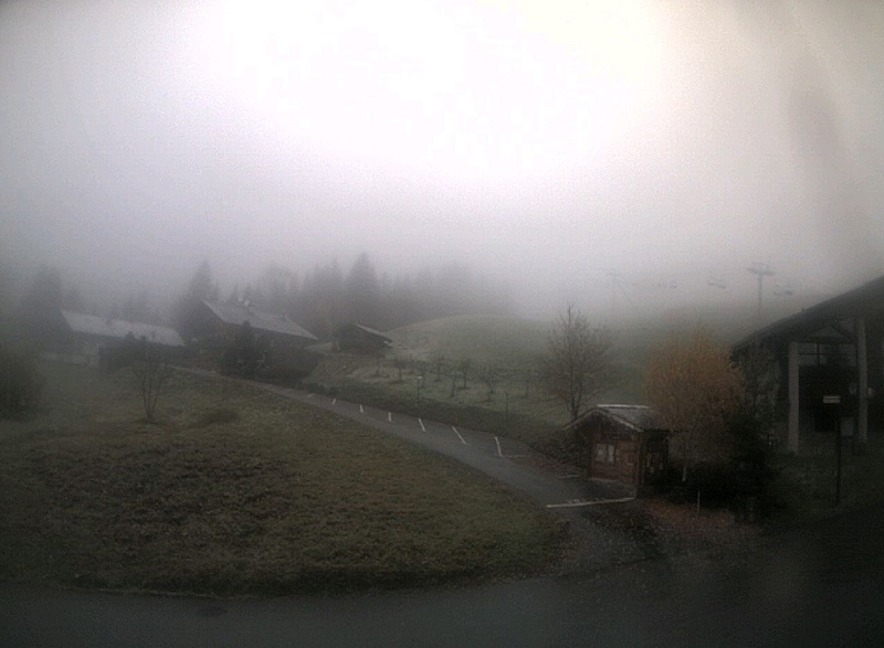 A 1150 m, Hauteluce reste sous la pluie et le brouillard