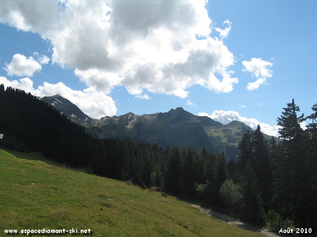 A droite, vue sur le massif du Mirantin A droite, vue sur le massif du Mirantin