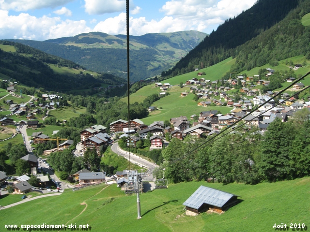 On se retourne : vue sur le petit village d'Arêches On se retourne : vue sur le petit village d'Arêches