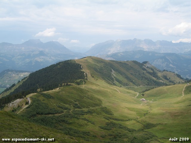 Vue du sommet de la Tête des Trois avec Ban Rouge au second plan Vue du sommet de la Tête des Trois avec Ban Rouge au second plan